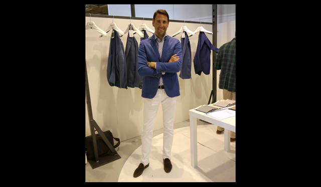 <strong>WHITE GIUGNO 2011｜ホワイト ジューニョ 2011年</strong>　BRANDのバイスプレジデント兼デザイナー、GIOVANNI BIANCHIさん。ミラネーゼらしいブルーと白のコンビネーション。