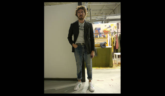 <strong>WHITE GIUGNO 2011｜ホワイト ジューニョ 2011年</strong>　ERAL55のクリエイター＆スタッフ、DENIS FRISONさん。ダブルブレストのジャケットにTシャツの2枚重ねインし、くるぶし上までロールアップ。デニムのフロントボタン外しもテクのひとつ。