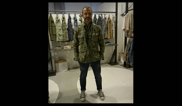 <strong>WHITE GIUGNO 2011｜ホワイト ジューニョ 2011年</strong>　G.V.CONTEのマーケティング＆セールスディレクター、ALESSANDRO ANGELINIさん。一押しのカモフラージュミリタリージャケットを着用。