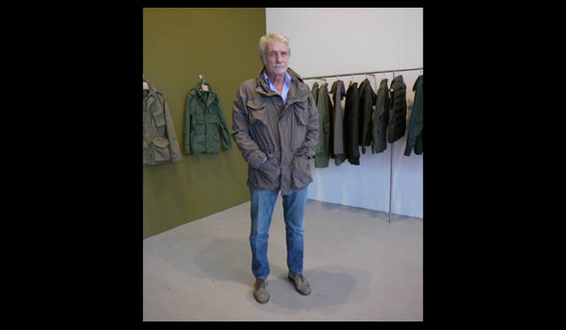 <strong>WHITE GIUGNO 2011｜ホワイト ジューニョ 2011年</strong>　アスペジのセールスマネージャー、LUCIANO MILANIさん。ご自分の好きなジャケットを着用。