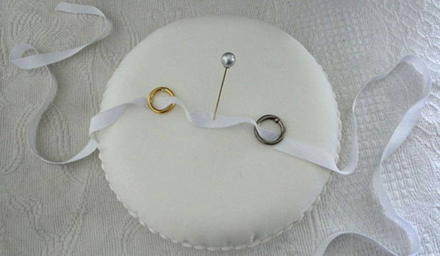 <strong>JR大阪伊勢丹三越</strong>　4人の男性ジュエリーデザイナーによるブライダル企画展「Monsieur」　「tmh.」の作品（リングピロー）