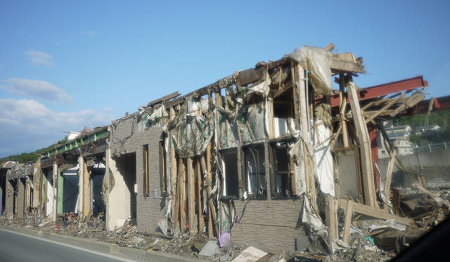 <strong>松浦俊夫｜from TOKYO MOON 7月3日 ON AIR</strong>　宮城県・女川へ向かう道路沿いの家屋。津波によって家財道具すべてが流されている。