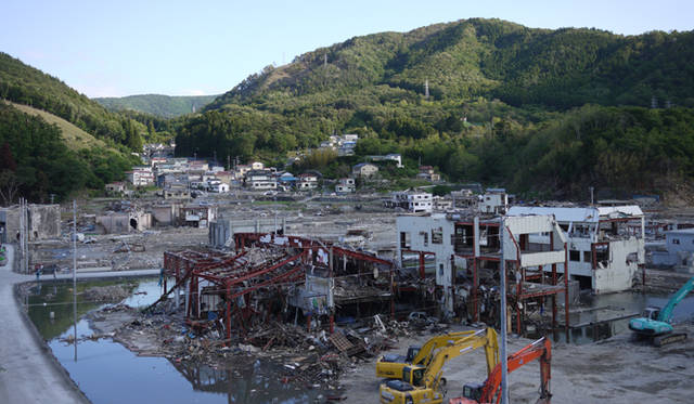 <strong>松浦俊夫｜from TOKYO MOON 7月3日 ON AIR</strong>　宮城県・女川漁港。海抜25メートルの高台にも津波は押し寄せたそうだ。