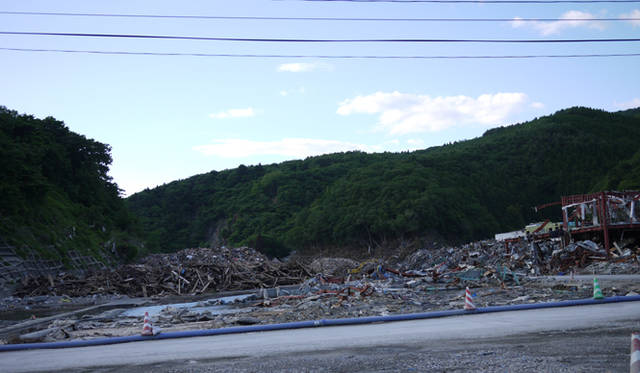 <strong>松浦俊夫｜from TOKYO MOON 7月3日 ON AIR</strong>　宮城県・女川漁港。海抜25メートルの高台にも津波は押し寄せたそうだ。