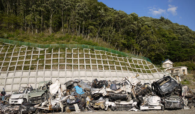 <strong>松浦俊夫｜from TOKYO MOON 7月3日 ON AIR</strong>　3ヵ月を経て、あちこちに積み上げられる車両や大量の瓦礫。