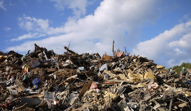 <strong>松浦俊夫｜from TOKYO MOON 7月3日 ON AIR</strong>　3ヵ月を経て、あちこちに積み上げられる車両や大量の瓦礫。