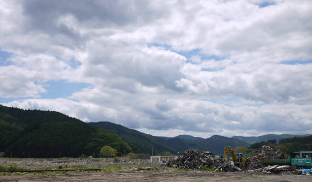 <strong>松浦俊夫｜from TOKYO MOON 7月3日 ON AIR</strong>　山中に残る瓦礫。川を逆流した津波は、山を越えて襲ってきたという。