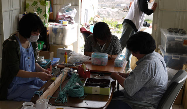 <strong>松浦俊夫｜from TOKYO MOON 7月3日 ON AIR</strong>　「浜のミサンガ」を作る女性たち。皆それぞれ大切なものを失った。