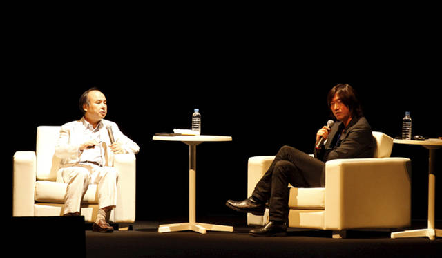 <strong>孫正義×小林武史　ライブトーク</strong>　小林氏は、孫氏こそロッカーだと評す。