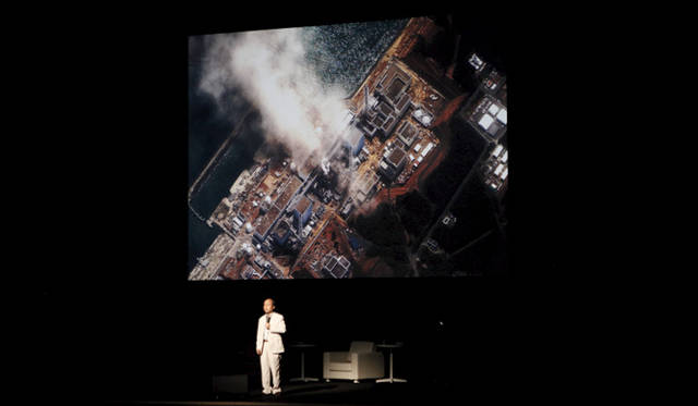 <strong>孫正義×小林武史　ライブトーク</strong>　ガイガーカウンターで独自に放射能の計測もするソフトバンク。