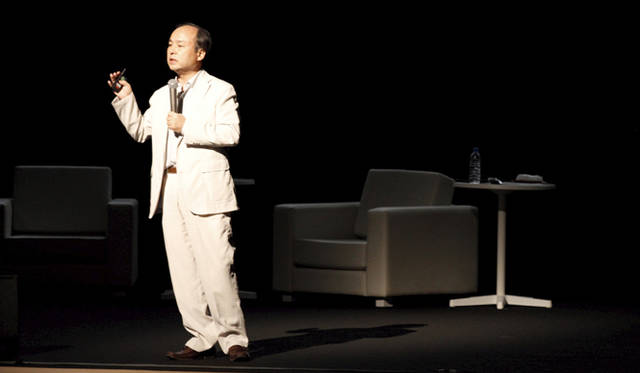 <strong>孫正義×小林武史　ライブトーク</strong>　時折言葉を荒らげて、自然エネルギー普及を阻む制度を批判した。