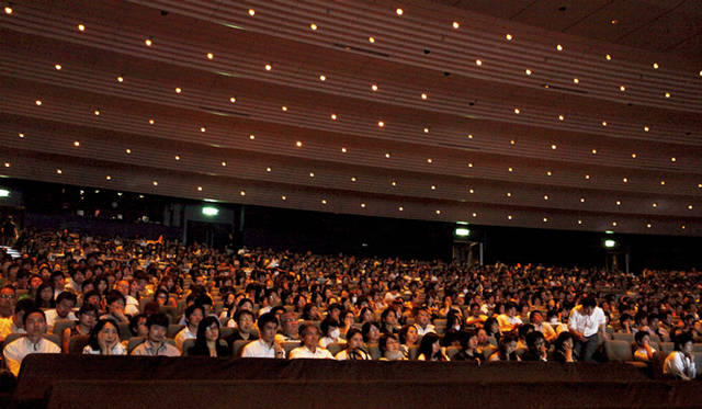 <strong>孫正義×小林武史　ライブトーク</strong>　5000席の会場もほぼ満員。