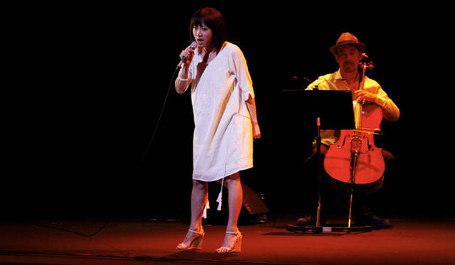 <strong>孫正義×小林武史　ライブトーク</strong>　一青窈さんは『もらい泣き』『ハナミズキ』を披露。