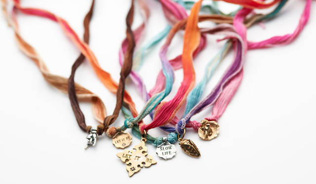 <strong>ESTNATION｜エストネーション</strong>　 TRUNK SHOW「CATHERINE MICHIELS」開催　シルクリボンブレス（左から）2万2050円、2万5200円、3万3600円、2万2050円、2万5200円、2万9400円