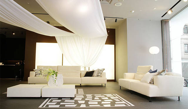 <strong>Cassina ixc.｜カッシーナ・イクスシー</strong>　「カッシーナ」新作 軽量ソファ「AIRE」