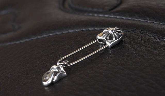 <strong>CHROME HEARTS｜クロムハーツ</strong>　クロムハーツ×ローリングストーンズ セーフティーピン5万8800円