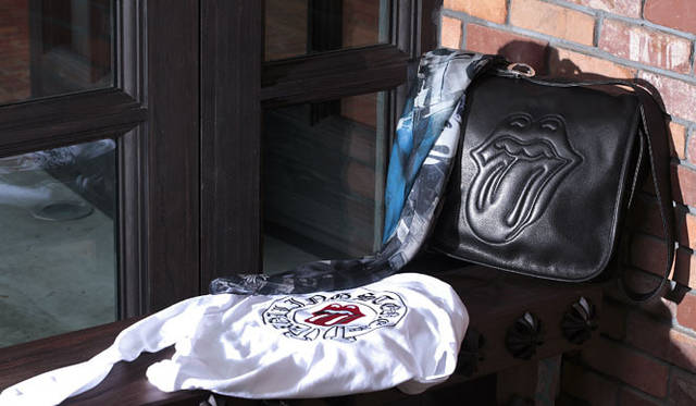 <strong>CHROME HEARTS｜クロムハーツ</strong>　クロムハーツ×ローリングストーンズ 手前／ロングスリーブT 2万9400円（ホワイト/サイズ展開 S/M/L）サーマル素材を使用。バックにリップス＆タンの刺しゅう入り。奥／スカーフ5万8800円。右／バッグ26万400円。リップス＆タンが肩押しされたメールバッグは、ショルダー部分の長さ調節可能。