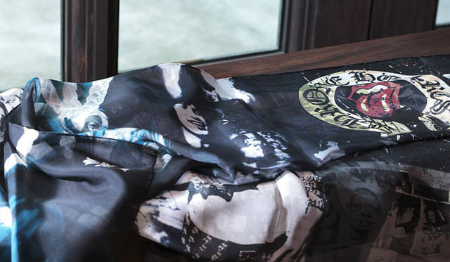 <strong>CHROME HEARTS｜クロムハーツ</strong>　クロムハーツ×ローリングストーンズ スカーフ5万8800円。シルク素地の大判スカーフで、ミック・ジャガーのフォト、リップス＆タン＋ホースシューが大きく描かれている。