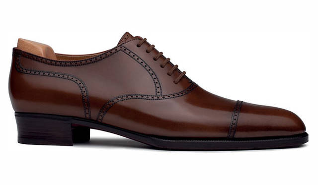 <strong>JOHN LOBB│ジョンロブ</strong>　ビスポーク「キャピタルコレクション」モデル「TOKYO」　（ワグテイルボックス ブラックフィニッシュ、影のようなグレイのステッチ、6ミリレザーソール、ベヴェルドウェスト、光沢のあるパープルのアウトソール）　