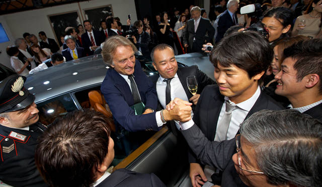 <strong>Ferrari Four（FF）｜フェラーリ フォー（FF）</strong>　会場には200名のゲスト、多くのフェラーリ愛好家があつまった。パーティでのはじまりの挨拶では、フェラーリS.p.A会長 ルカ・ディ・モンテゼーモロ氏から東日本大震災で被災した方がたへのお悔やみの言葉も述べられた。