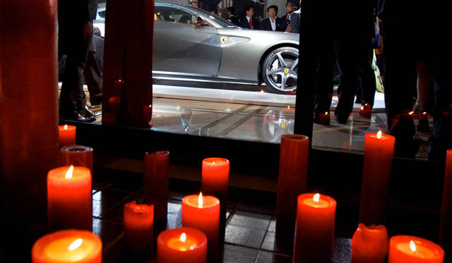 <strong>Ferrari Four（FF）｜フェラーリ フォー（FF）</strong>　イベントでは、キャンドルアーティスト　Candle JUNE氏の協力のもと、キャンドルで彩られたテラスで被災者への黙祷が捧げられた。