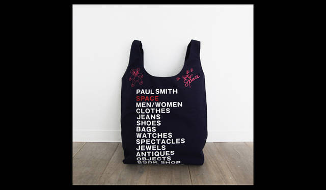 <strong>Paul Smith｜ポール・スミス</strong>　Doodles, Dreams and Stitchery～らくがき、夢、刺繍～　エキシビション期間中、Paul Smith SPACEにてトートバッグ、Tシャツ、シャツを購入すると、その商品にナオミ・アヴセックによる刺繍の予約を受け付け。トートバッグ 4725円、刺繍は1デザイン1890円（予価）～、写真は2デザイン使用。