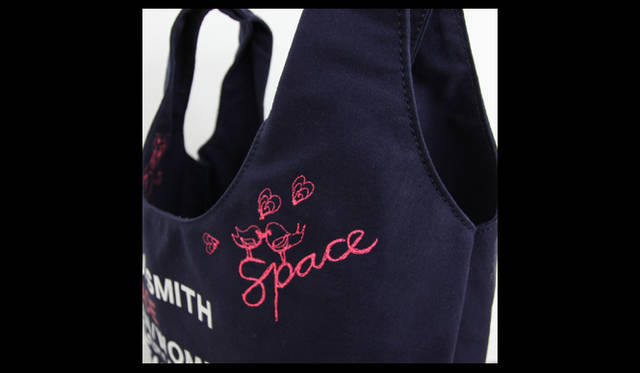 <strong>Paul Smith｜ポール・スミス</strong>　Doodles, Dreams and Stitchery～らくがき、夢、刺繍～　刺繍は店内等に設置されているデザインブックのなかから好きなものを選び、予約するという流れ。