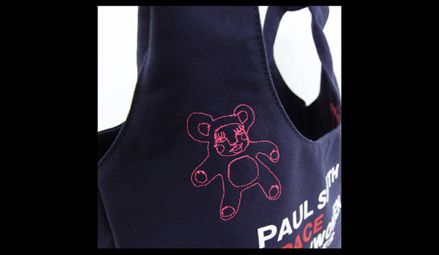 <strong>Paul Smith｜ポール・スミス</strong>　Doodles, Dreams and Stitchery～らくがき、夢、刺繍～　基本的なデザインを選ぶと、あとはアーティストのほうでアレンジを利かせてくれ、世界でたったひとつのオリジナルアイテムが完成。