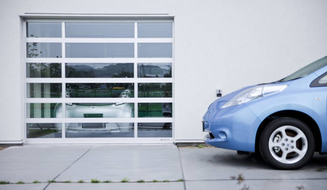 <strong>三菱電機編｜スマートハウスの普及に向けて</strong>　EVやPHVが蓄電池として重要な役割を果たすことが想定されている。