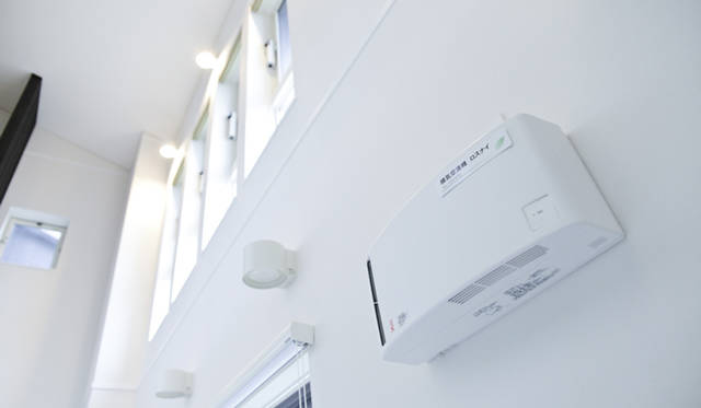 <strong>三菱電機編｜スマートハウスの普及に向けて</strong>　室内を快適な状態に保つため、窓の開閉も自動制御される。