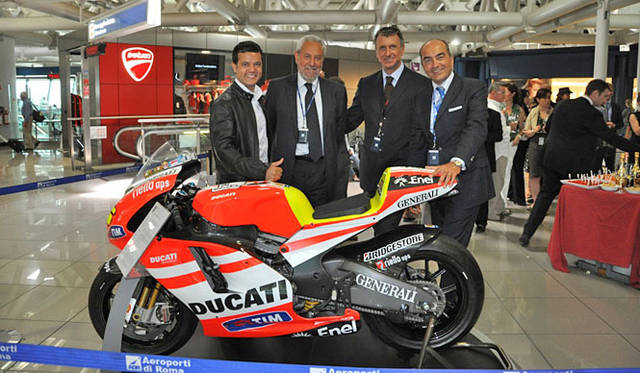 <strong>Ducati｜ドゥカティ</strong>　左より、ルーチョ・アッティナ（ドゥカティ・アパレル＆ブランド開発ディレクター）、エリオ・ピストーラ（ローマ国際空港・航空業務マネージャー）、マルコ・パッソーニ（メリディアン・デューティフリー CEO）、マルコ・トレジアーリ（ローマ国際空港・セールスマネージャー）