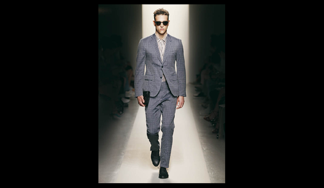 <strong>BOTTEGA VENETA｜ボッテガ・ヴェネタ</strong>　2012年春夏コレクションは、「表面」と「シルエット」のコントラストがテーマになっている。プリントがさね、多様な幾何学模様の融合、素材をミックスしパッチワークのように継ぎ合わせ、あるいは切り離してから再度かたちをつくったものなど、とても手の込んだ表情豊かな仕上がりだ。ファブリックもプリントをほどこしたシアサッカーやチェックなど多彩。細かい模様やプリントはかすんだように仕上げられ、視覚的に深みのある斬新な表情だ。豊かな「表面」と対比するように、細めのシルエットは端正で、からだにフィットする。精密かつ無駄のないデザインの、スーツが多いのが特色だ。 