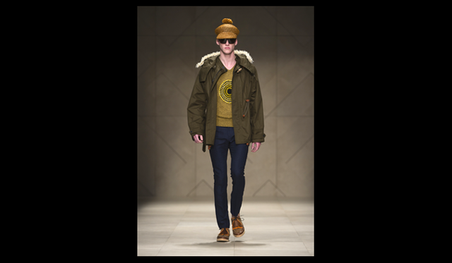 <strong>Burberry Prorsum｜バーバリー・プローサム</strong>　テーマは「HANDCRAFTED HERITAGE」。チーフ・クリエイティブ・オフィサーのクリストファー・べイリーは、職人の技術への敬意を表したハンドクラフトのディテールを取り入れつつ、ブランドの原点でもある“アウトドア”“ミリタリー”“ワーク”フィーリングのアウターをオーバーサイズのシルエットで現代的なモードに昇華させた。天然素材であるラフィアをアウターの襟もとのディテール、ハットやシューズ、バッグにも多用した。アースカラーを基調としたカラーリングや、自然からインスピレーションを得たプリントなどにも注目したい。