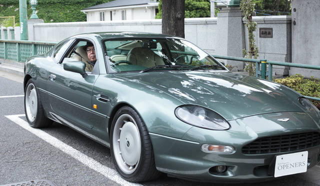 <strong>あなたのクルマ 見せてください　第1回｜田中知之（FPM）×アストンマーティンDB7</strong>　開発はTWR（トム・ウォーキンショー・レーシング）でおこなわれ、デザインは現ジャガーのチーフ・デザイナー イアン・カラムが担当した。