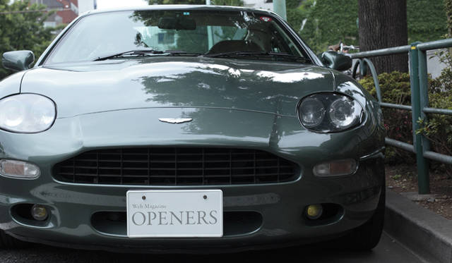 <strong>あなたのクルマ 見せてください　第1回｜田中知之（FPM）×アストンマーティンDB7</strong>　DB6などで見られたエアスクープはなくなり、スリークなデザインに。