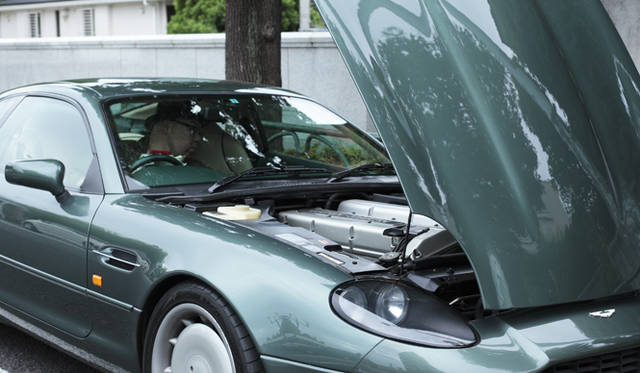 <strong>あなたのクルマ 見せてください　第1回｜田中知之（FPM）×アストンマーティンDB7</strong>　ボンネットはノーズ先端側にヒンジのある、いわゆるチルトボンネットとなっている。