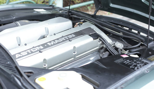 <strong>あなたのクルマ 見せてください　第1回｜田中知之（FPM）×アストンマーティンDB7</strong>　搭載されるエンジンは3.2リッター直列6気筒DOHC。スーパーチャージャーで過給し、最高出力330PS、最大トルク48.8gkmを誇った。