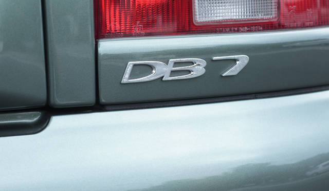 <strong>あなたのクルマ 見せてください　第1回｜田中知之（FPM）×アストンマーティンDB7</strong>　1993年に登場し、2003年まで生産されたDB7。