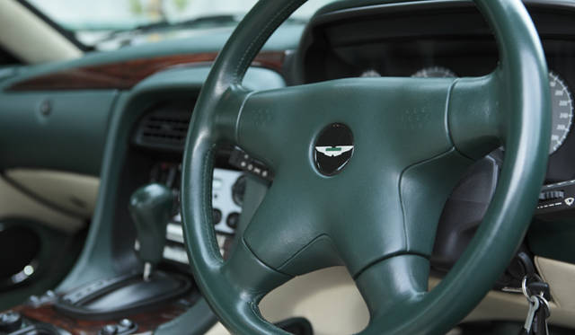 <strong>あなたのクルマ 見せてください　第1回｜田中知之（FPM）×アストンマーティンDB7</strong>　新車当時の価格は1,800万円。デュアルエアバッグをふくめ、安全装備は充実している。