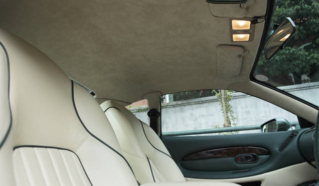 <strong>あなたのクルマ 見せてください　第1回｜田中知之（FPM）×アストンマーティンDB7</strong>　全幅は1830mmと当時としてはワイドだが、全高が1240mmしかないため、頭上空間には余裕がない。