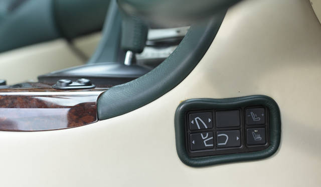 <strong>あなたのクルマ 見せてください　第1回｜田中知之（FPM）×アストンマーティンDB7</strong>　パワーシートのスイッチはステアリングの左下にある。