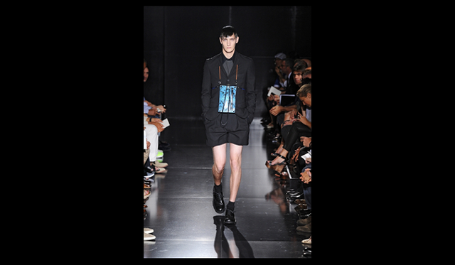 <strong>JIL SANDER｜ジル・サンダー</strong>　すべての時代のジェネレーションからなる、現代のジェネレーション。そしてプロポーションのコラージュで混乱する時代の感覚……。戦後の10年毎のすべての断片が切り取られ、不均衡につなぎ合わせられたコレクションだ。ハイウェスト・パンツ、1970年代風の衿、ボックスシルエットのTシャツ、プラスティック素材の雑貨、アーミー・ブーツ、スネーク・スキン、オーセンティックな要素などがニュールックを生み出すためにひとつに集約されている。テーラリングにアクセントを置き、よりハードなスタンスで、メンズウェアを折衷し描写。削ぎ落としのアプローチから生まれたデザインをもつ、ソフトなコンストラクチャーのブレザーとハイウェストのワイドパンツや、タックショーツとの組み合わせは、ジル・サンダーのテーラリングのコンセプトへと進化している。