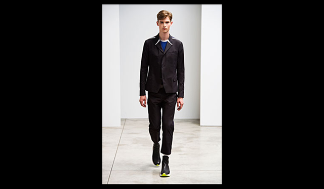 <strong>PRINGLE OF SCOTLAND｜プリングル オブ スコットランド</strong>　2012年春夏メンズウェアコレクションは、グローバルブランドとしてのポジショニングを明確にする重要なステップのひとつとして、ミラノのカルディブラックボックスギャラリーにショーケースでカムバックした。新デザインディレクターALISTAIR CARR(アリステア・カー)のもと、今季はブランドのもつ豊かな伝統にインスピレーションを得て、スポーティで抽象的なアーガイルパターンを、コンテンポラリーな文脈で完成させたコレクションとなった。「ファーストコレクションの発表にあたり、プリングルの伝統への敬意と再解釈のバランスをコレクションに反映させました」とアリステア・カーは語っている。 