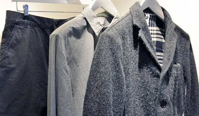 <strong> MARGARET HOWELL｜マーガレット・ハウエル</strong>　MARGARET HOWELL MENS AUTUMN WINTER 2011 at MARGARET HOWELL PARIS SHOP　マンチェスター出身の画家L.S. Lowryの作品からインスピレーションを得たダークカラーのトーンオントーンが今シーズンのコレクションのベース。