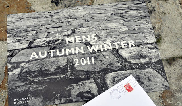 <strong> MARGARET HOWELL｜マーガレット・ハウエル</strong>　MARGARET HOWELL MENS AUTUMN WINTER 2011 at MARGARET HOWELL PARIS SHOP　インビテーションは、ショップの前の石畳の写真を使用しています。