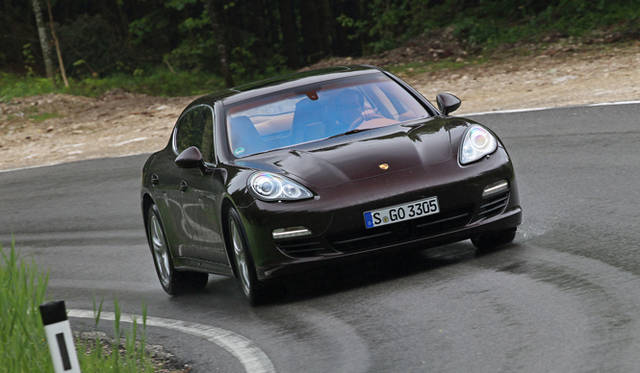 <strong>Porsche Panamera S hybrid｜ポルシェ パナメーラ S ハイブリッド</strong>