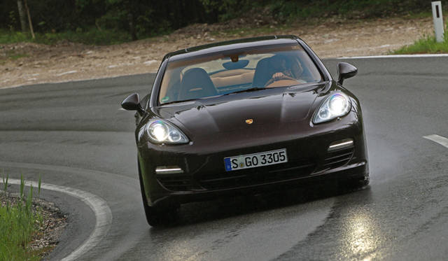 <strong>Porsche Panamera S hybrid｜ポルシェ パナメーラ S ハイブリッド</strong>