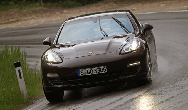 <strong>Porsche Panamera S hybrid｜ポルシェ パナメーラ S ハイブリッド</strong>