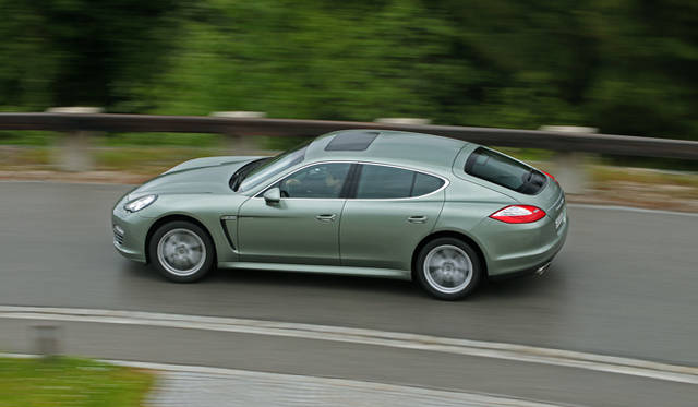 <strong>Porsche Panamera S hybrid｜ポルシェ パナメーラ S ハイブリッド</strong>