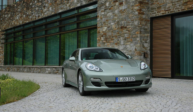 <strong>Porsche Panamera S hybrid｜ポルシェ パナメーラ S ハイブリッド</strong>